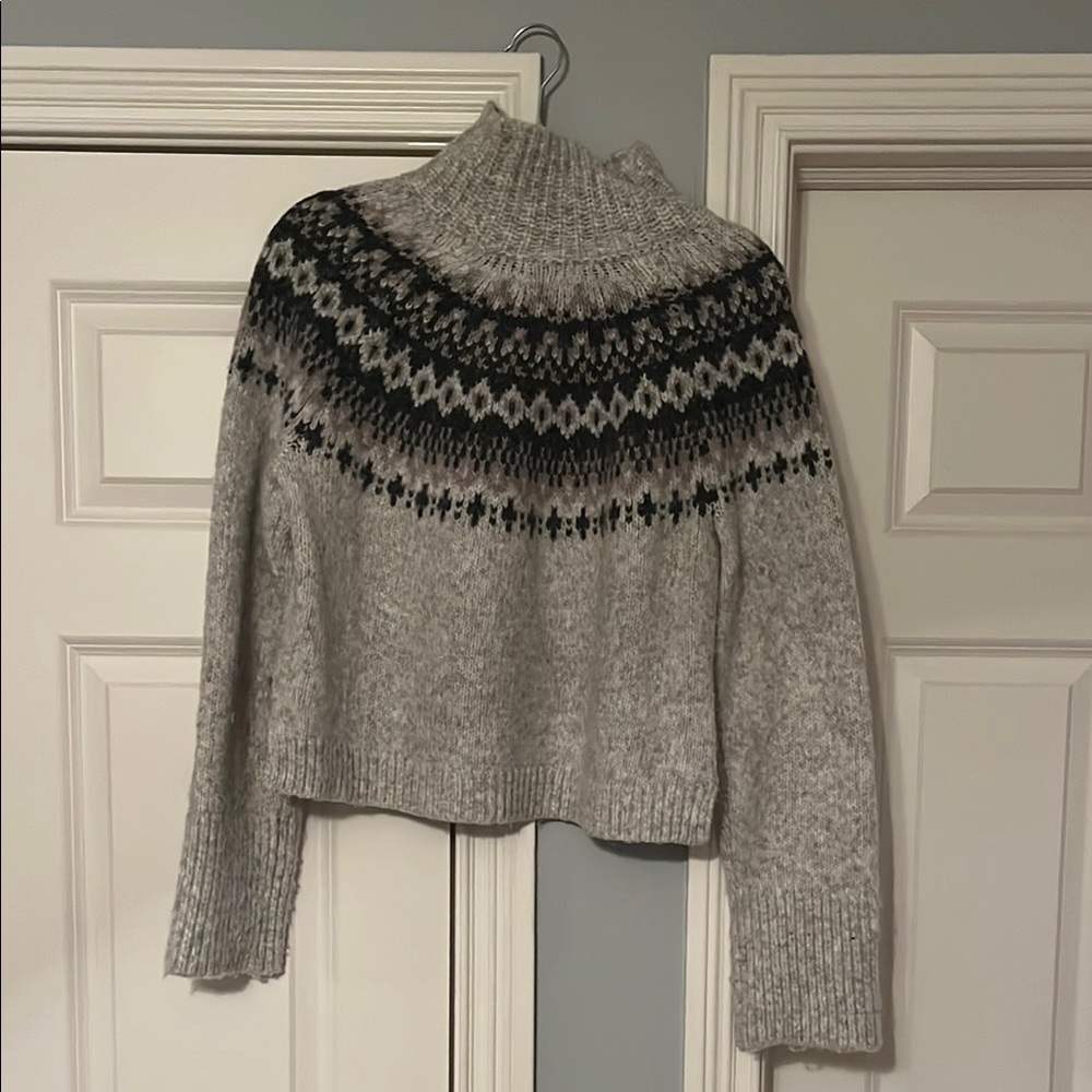 Abercrombie & Fitch Gray Turtleneck Sweater with Black Pattern